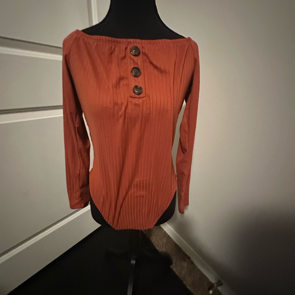 Off-Shoulder Ribbed Henley Top in Rust - Picture 2 of 3